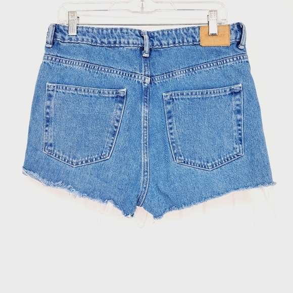 Weekday Row Medium Wash Cut Off Jean Shorts Size 32 - Picture 2 of 6